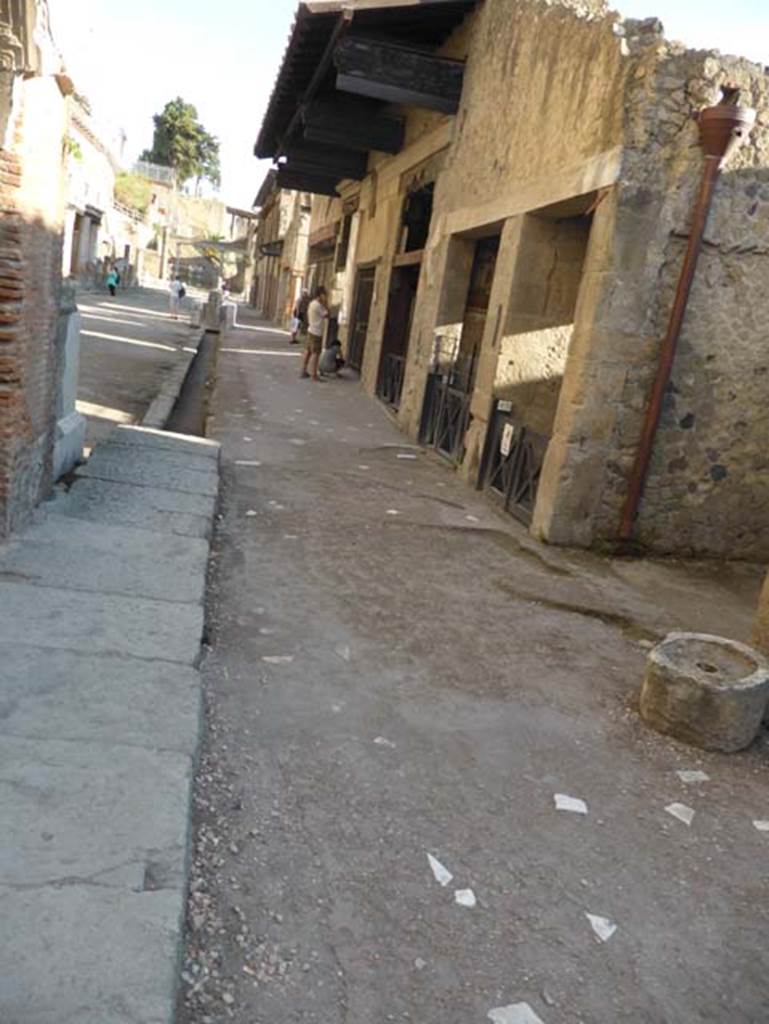 Ins. VI 19, Herculaneum, September 2015. Looking east on Decumano Massimo with marble inserts in flooring, from outside VI.19